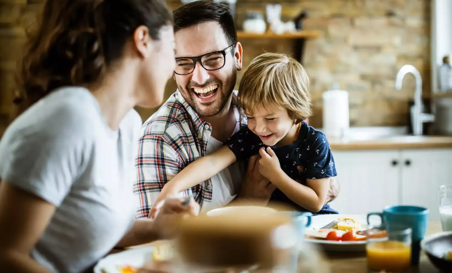 HSS Haustechnik - glückliche Familie am Esstisch